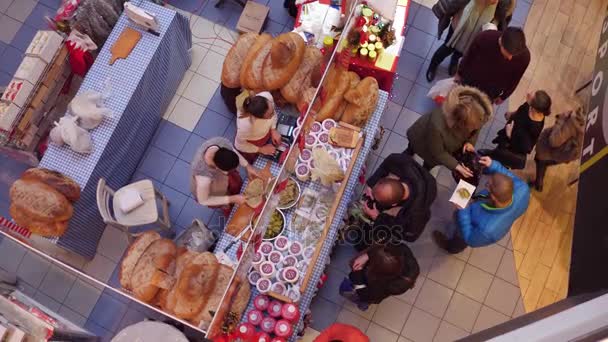 Βαρσοβία, Πολωνία - Δεκεμβρίου 18, 2016. 4k δείτε από ψηλά το βίντεο του χριστουγεννιάτικο bazar περίπτερο με παραδοσιακό σάντουιτς ψωμί και αγγούρι — Αρχείο Βίντεο