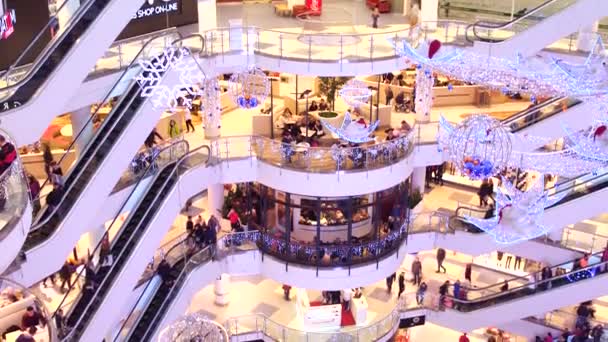 ADVERTÊNCIA, POLÓNIA - 18 DE DEZEMBRO DE 2016. 4K tilt vídeo de venda de Natal no típico shopping center moderno — Vídeo de Stock