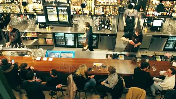 Warszawa - 21 grudnia 2016 roku. Ludzi do picia i wylegiwanie się w barze. Zobacz 4k z góry dolly strzał — Wideo stockowe