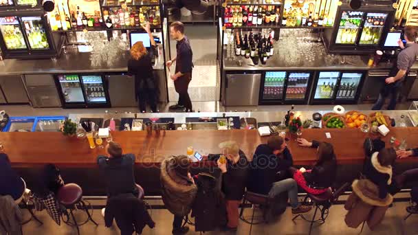 Warszawa - 21 grudnia 2016 roku. Ludzi do picia i wylegiwanie się w barze. 4 k góry wideo — Wideo stockowe