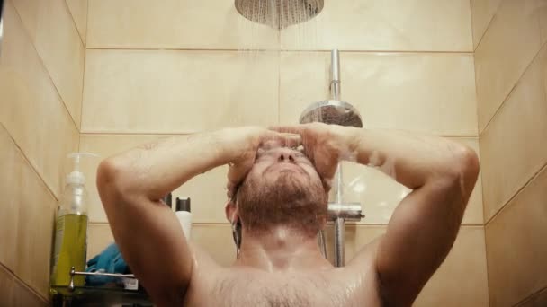 Przystojny mężczyzna biorąc prysznic. 4 k strzał zbliżenie — Wideo stockowe