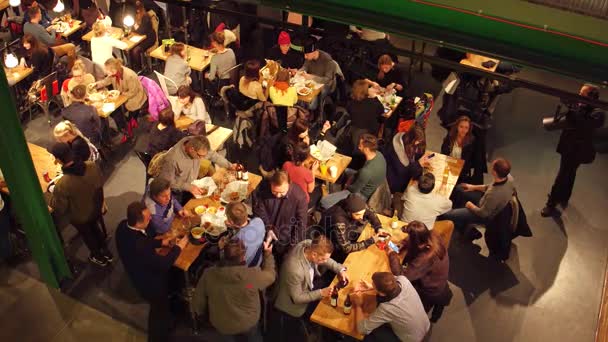 Varšava, Polsko - 21 prosinec 2016. Lidé jíst v kavárně. 4k zobrazit shora shot — Stock video