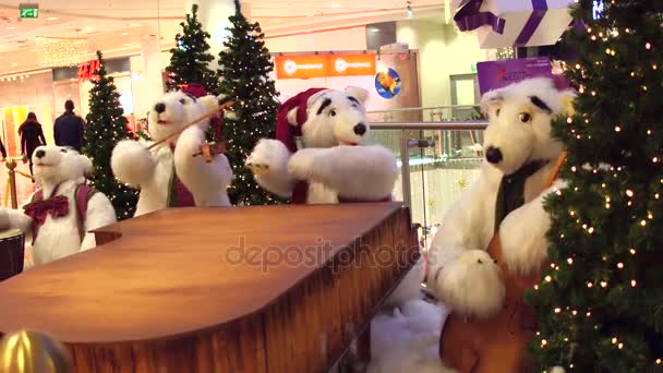Varsó, Lengyelország - December, 18, 2016-ban. Játék jegesmedvék karácsonyi zenekar, mint a díszítés a modern bevásárlóközpont — Stock videók