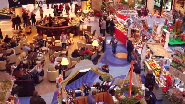 ADVERTÊNCIA, POLÓNIA - 18 DE DEZEMBRO DE 2016. 4K vídeo de Natal bazar e café no shopping típico moderno — Vídeo de Stock