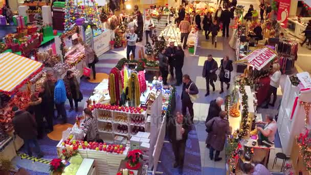 WARSAW, POLONIA - 18 DICEMBRE 2016. 4K pan video di bazar di Natale nel tipico centro commerciale moderno — Video Stock