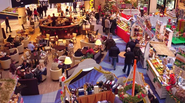 Varsó, Lengyelország - December, 18, 2016-ban. Karácsonyi bazár és a tipikus modern bevásárlóközpont, kávézó — Stock Fotó