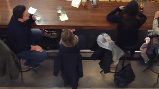 Βαρσοβία, Πολωνία - Δεκεμβρίου 22, 2016. Ανθρώπων που πίνουν και κρεμώντας έξω στο μπαρ. 4 k κορυφαία βίντεο — Αρχείο Βίντεο