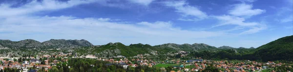 Місто Cetinje літо з видом панорамний знімок. Старий Королівський капіталу в Чорногорії, популярного туристичного призначення — стокове фото