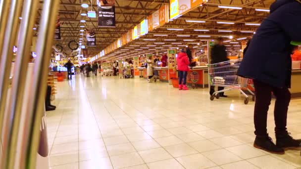 MOSCOW, RÚSSIA - 23 de dezembro de 2016. Dynamic timelapse of international chain supermarket Globus. Área de checkout. Vídeo 4K — Vídeo de Stock