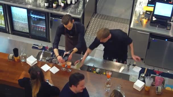 Varšava, Polsko - 22 prosinec 2016. Barmani dělat koktejly v baru. 4k zobrazit shora shot — Stock video