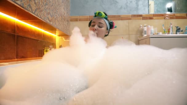 Pretty woman taking foamy bath and playing with soap foam. 4K shot — Stock Video