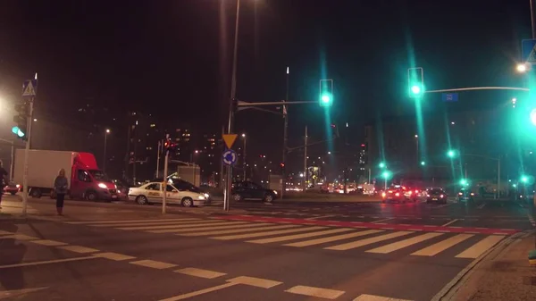 ADVERTÊNCIA, POLÓNIA - 22 DE DEZEMBRO DE 2016. semáforos verdes acima do cruzamento urbano à noite — Fotografia de Stock