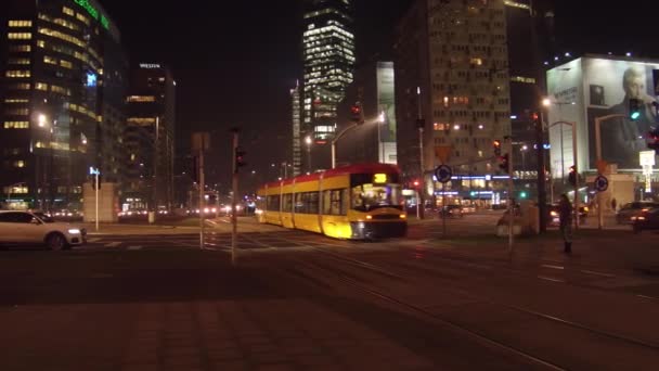 바르샤바, 폴란드-12 월 22, 2016. 현대 트램 그리고 밤 소통량 바쁜 도시 interection에. 4 k 팬 샷 — 비디오