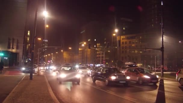 Warsaw, Polen - December, 22, 2016. Het wegverkeer van de stad in de avond. 4 k pan schot — Stockvideo