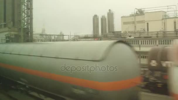 Vienna, Avusturya - 24 Aralık, Omv modern petrol rafinerisi ve demiryolu tankları. 4k video — Stok video