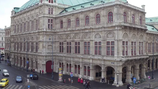 VIENA, AUSTRIA - DICIEMBRE, 24 Wiener Staatsoper, Ópera Estatal. Destino turístico popular de la ciudad —  Fotos de Stock