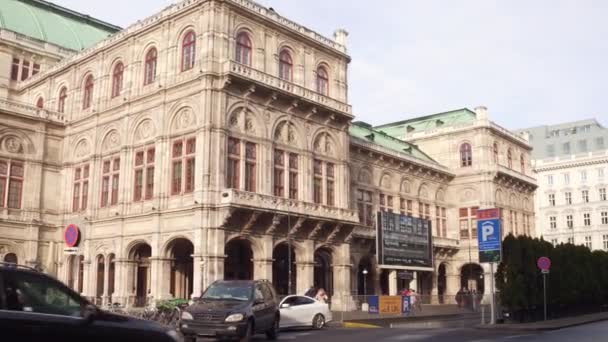 Vienna, Oostenrijk - 24 December, Steadicam shot van de Wiener Staatsoper, Staatsopera. Populaire toeristische bestemming van de stad. 4k video — Stockvideo