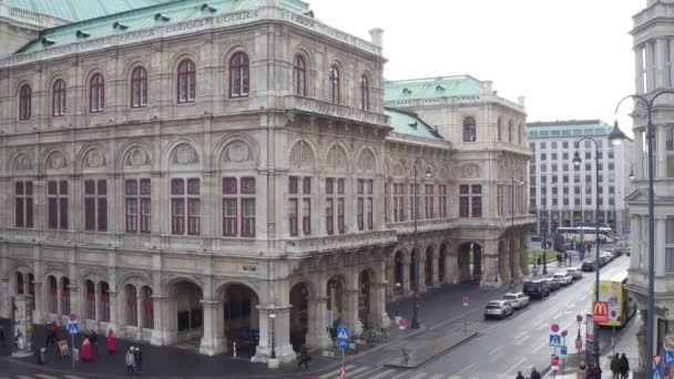 VIENNA, ÁUSTRIA - DEZEMBRO, 24 Pan shot of Wiener Staatsoper, State Opera. Destino turístico popular da cidade. Vídeo 4K — Vídeo de Stock