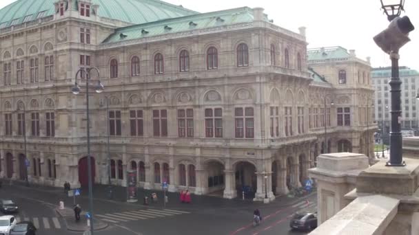 Vídeň, Rakousko - 24. prosince, Steadicam záběr Wiener Staatsoper, státní opery. Oblíbeným turistickým cílem města. 4k video — Stock video