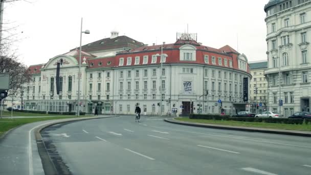 VIENNA, ÁUSTRIA - DEZEMBRO, 24 Steadicam tiro de Wiener Konzerthaus, famosa sala de concertos. Destino turístico popular da cidade. Vídeo 4K — Vídeo de Stock