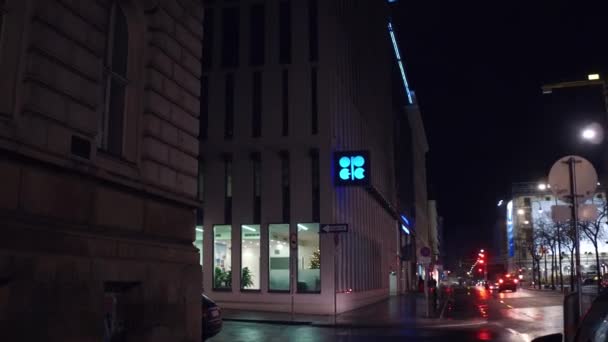 VIENNA, ÁUSTRIA - DEZEMBRO, 24 Steadicam tiro da sede da Organização dos Países Exportadores de Petróleo OPEP à noite. Vídeo 4K — Vídeo de Stock