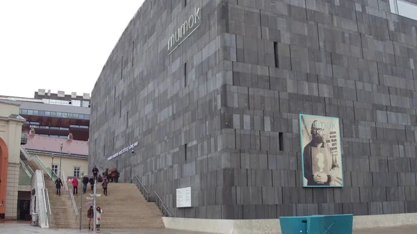 Vienna, Oostenrijk - 24 December, Mumok, beroemde Museum van moderne kunst. Populaire toeristische bestemming in de stad — Stockfoto