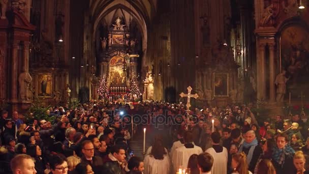 VIENNE, AUTRICHE - 24 DÉCEMBRE Messe de Noël dans la cathédrale Saint-Stephens. Destination touristique populaire de la ville. Coup de tête 4K — Video