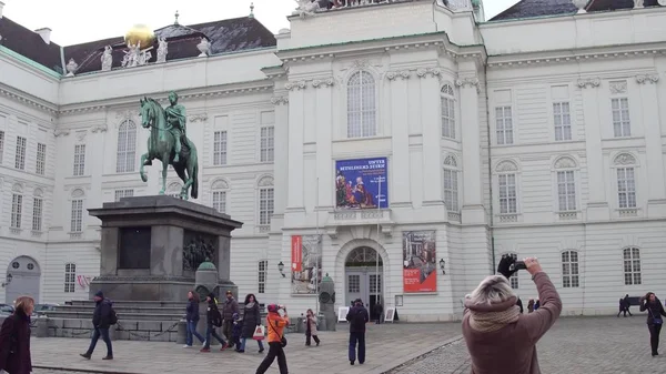 VIENA, AUSTRIA - DICIEMBRE, 24 Biblioteca Nacional de Austria antigua entrada en Josefsplatz. Destino turístico popular —  Fotos de Stock