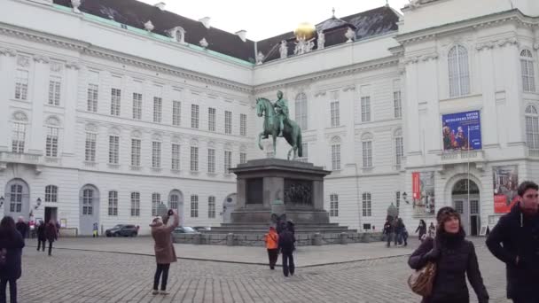 Wien, Österreich - Dezember, 24 Standbild des alten Eingangs der Österreichischen Nationalbibliothek am Josefsplatz. Beliebtes Touristenziel. 4k-Video — Stockvideo