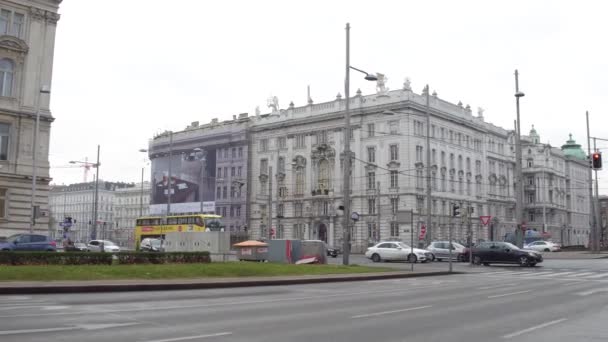 Vídeň, Rakousko - 24. prosince, Steadicam střílel z ulice dopravní a městské vyhlídkové autobusy. 4k video — Stock video