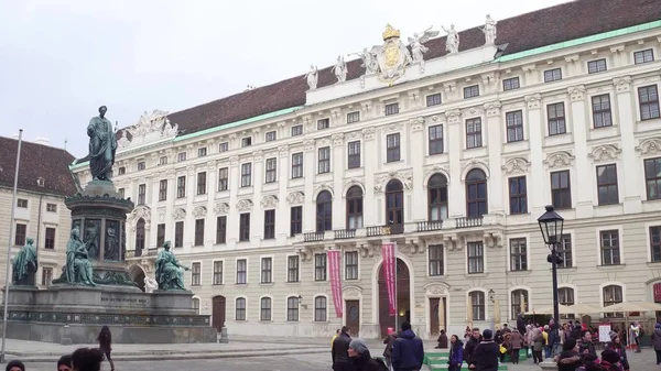 VIENA, AUSTRIA - DICIEMBRE, 24 Estatua del emperador Francisco II en el palacio de Hofburg —  Fotos de Stock