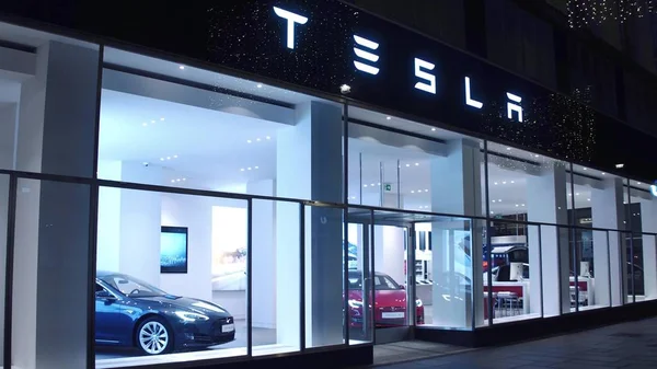 Wien, Österreich - Dezember, 24 Hi-Tech Tesla Elektroautos Showroom in der Nacht — Stockfoto