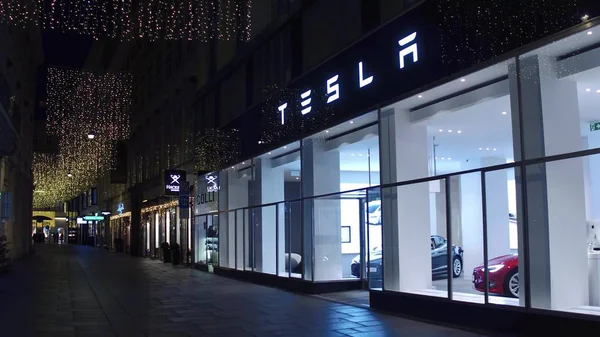 Wien, Österreich - Dezember, 24 Tesla Elektroauto Showroom in der Nacht — Stockfoto