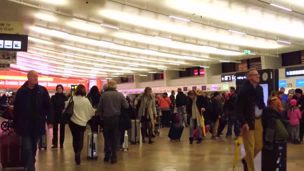 붐비는 공항 터미널 출발 지역의 비엔나, 오스트리아-12 월 24 Steadicam 쐈 어. 4 k 비디오 — 비디오