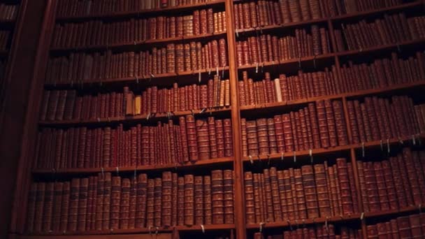 Grande coleção de livros antigos e desconhecidos. 4K pan shot — Vídeo de Stock