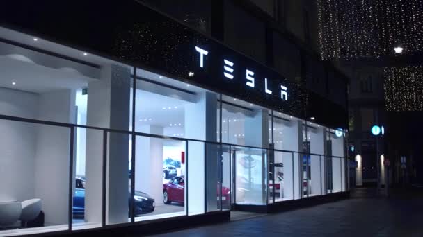 Vienna, Oostenrijk - 24 December, Steadicam schot van hi-tech showroom van Tesla elektrische auto 's nachts. 4k video — Stockvideo