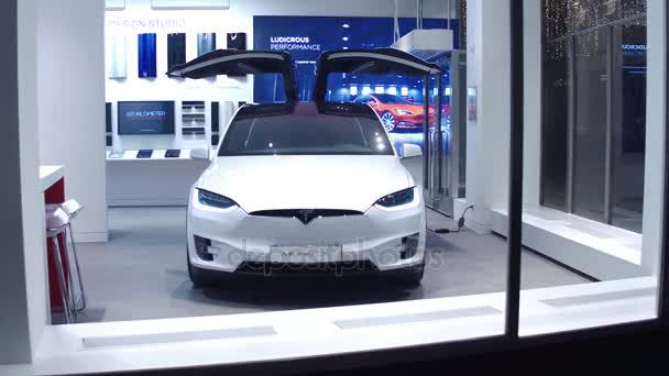 VIENA, AUSTRIA - DICIEMBRE, 24 Steadicam toma de nuevo coche eléctrico Tesla Model X de lujo y sala de exposición por la noche. Vídeo 4K — Vídeos de Stock