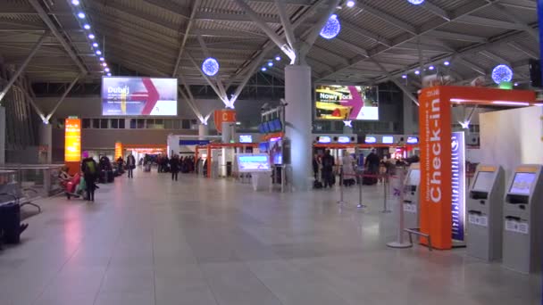Varšava, Polsko – 24. prosince, Steadicam záběr mezinárodní letiště terminál odbavovací hale. 4k video — Stock video