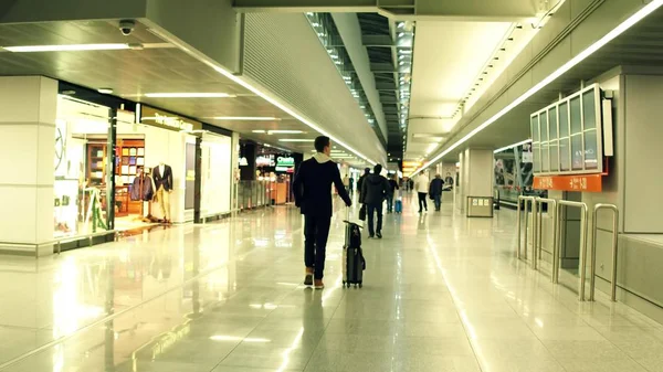 Warsaw, Polen - 24 December, mannelijke passagiers op de internationale luchthaven terminal in de buurt van belastingvrije winkel — Stockfoto