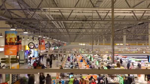 MOSCOU, RUSSIE - 25 décembre 2016. Temps d'exposition long angle élevé de la zone de caisse du supermarché. Vidéo 4K — Video