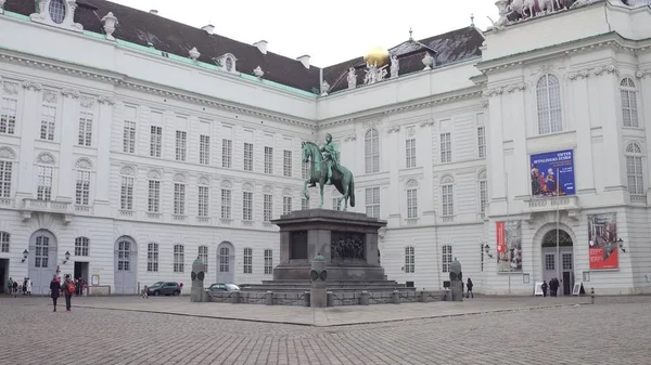 VIENA, AUSTRIA - DICIEMBRE, 24 Biblioteca Nacional de Austria antigua entrada en Josefsplatz —  Fotos de Stock