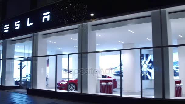VIENA, AUSTRIA - 24 DE DICIEMBRE Steadicam toma de la innovadora sala de exposición Tesla por la noche. Vídeo 4K — Vídeos de Stock