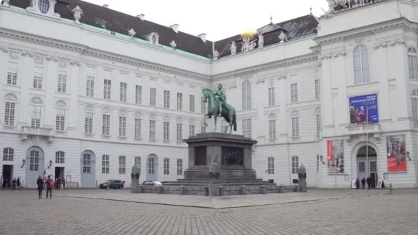 VIENNA, ÁUSTRIA - DEZEMBRO, 24 Steadicam tiro da Biblioteca Nacional Austríaca entrada antiga em Josefsplatz. Vídeo 4K — Vídeo de Stock
