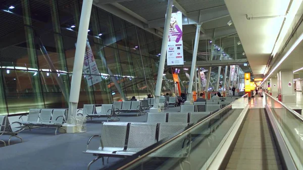 GARANTIA, POLÓNIA - DEZEMBRO, 24 Passageiros na sala de embarque do terminal do aeroporto internacional — Fotografia de Stock