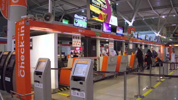 Warschau, Polen - Dezember, 24 Flughafen-Terminal Check-in-Bereich — Stockfoto