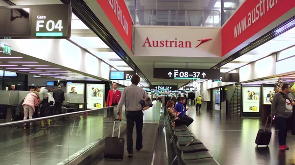 VIENA, AUSTRIA - DICIEMBRE, 24 Viajero de la terminal del aeropuerto internacional — Foto de Stock