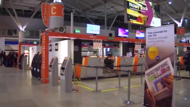 Varšava, Polsko – 24. prosince, Steadicam záběr letiště terminál odbavovací hale. 4k video — Stock video