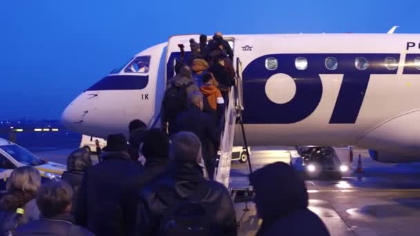 WARSAW, POLONIA - DICIEMBRE, 23 Personas que abordan el avión de LOT Airlines en el aeródromo. 4K steadicam tiro — Vídeo de stock