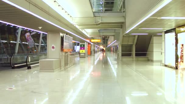 Warsaw, Polen - 24 December, Steadicam shot van de internationale luchthaven Vertreklounge, belastingvrije winkels en rookvrije zone. 4k video — Stockvideo