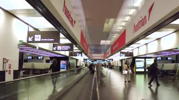 비엔나, 오스트리아-12 월 24 Hyperlapse travelator 국제 공항에 터미널 총. 4 k 비디오 — 비디오